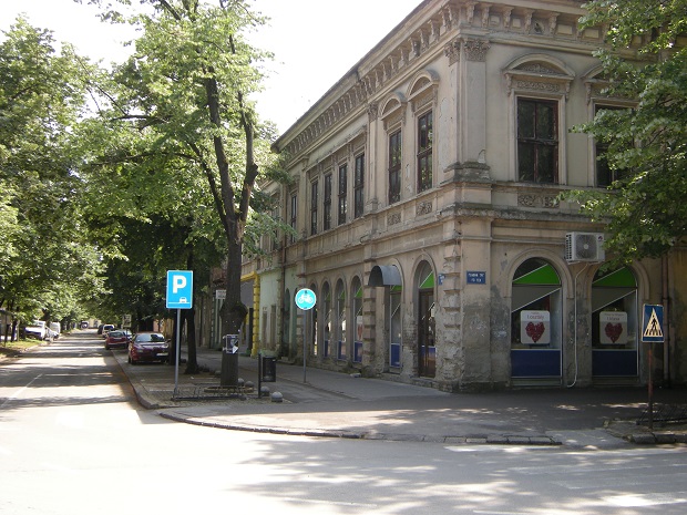 Пљачка у центру града: Док је возила бицикл с леђа јој пришао други бициклиста, па јој отео торбу са управљача